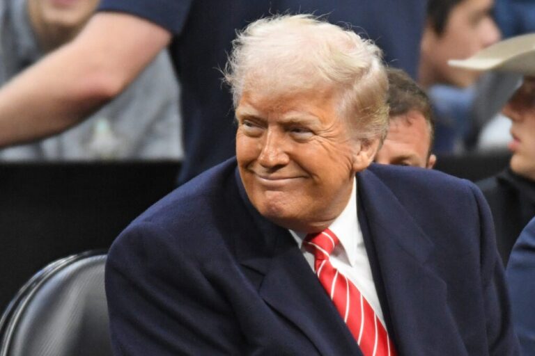 Trump Vs. Netflix, Apple: White House Warns Warner Bros. Should ‘Think Really Hard’ About Bidders – Warner Bros. Discovery (NASDAQ:WBD)