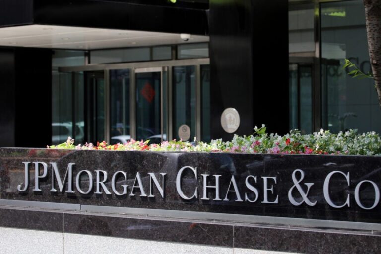 One of The Largest Banks In Country Looks All Set To Soar: Big Spike In Growth Score – JPMorgan Chase (NYSE:JPM)