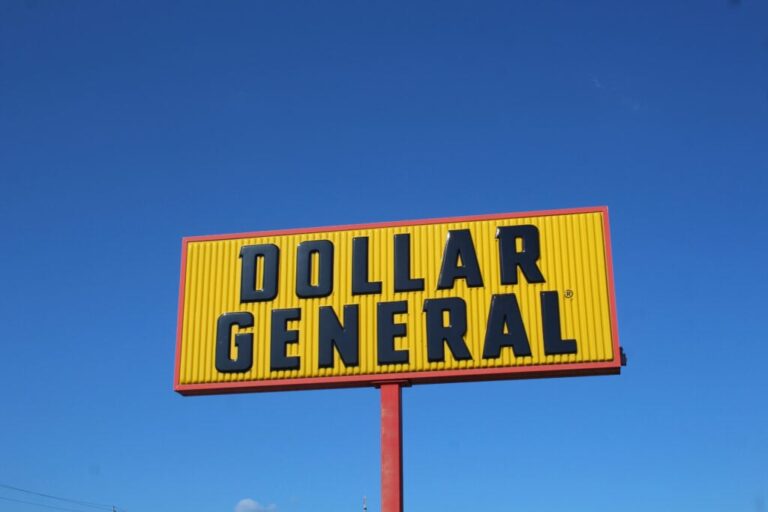 US Consumers Are Flocking To Dollar Stores: Is This An Economic Warning? – Dollar General (NYSE:DG), Dollar Tree (NASDAQ:DLTR)