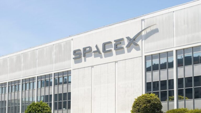 Elon Musk Denies $800 Billion SpaceX Fundraising, Remains Silent On IPO – Tesla (NASDAQ:TSLA)