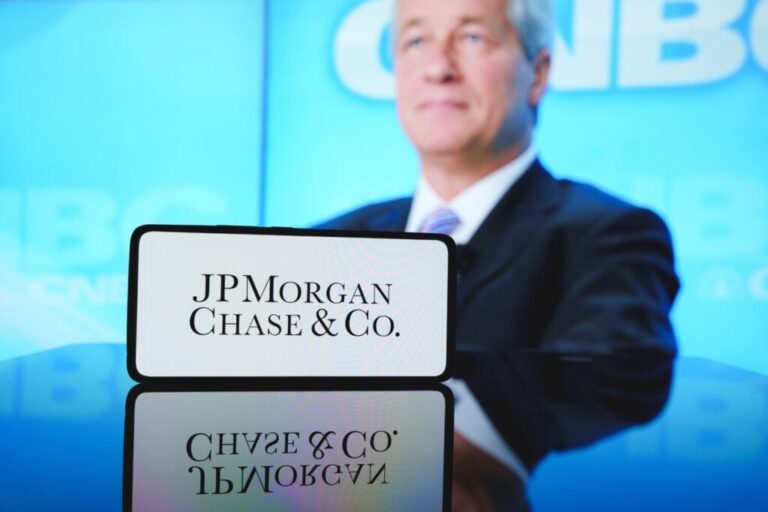 Jamie Dimon Warns AI Will Eliminate Jobs, But Says These Skills Will Help People Bag Plenty Of Jobs: ‘You Can Earn Quite A Bit Of Money With Skills’ – JPMorgan Chase (NYSE:JPM)