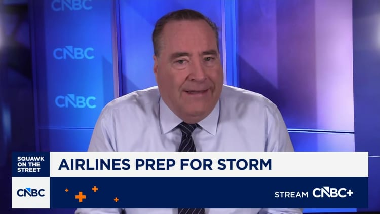 Airlines cancel hundreds of flights as massive winter storm sweeps across the U.S.