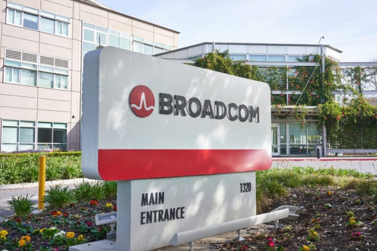 Broadcom Stock Repeats Apple Playbook In AI – Broadcom (NASDAQ:AVGO)